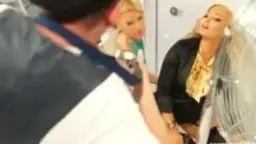 Blonde MILF in schwarzem Blazer pisst stehend in den Mund einer knienden Frau im Tresorraum