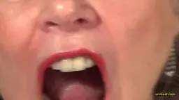 Reife Blondine mit weit aufgerissenem Mund wird von einem Schwanz direkt ins Gesicht gepisst
