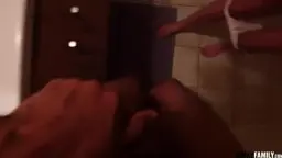 Nahaufnahme eines harten Schwanzes der auf eine blaue Matte in ein Badezimmer pinkelt