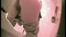 Dicke Oma in pinkem Shirt hockt mit runtergelassener Hose in pinkfarbener öffentlicher Toilette