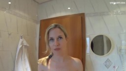 Die deutsche Mia Pinkelt Sich Im Badezimmer Selber In Den Mund