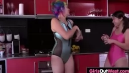 Lesben Teens schauen sich beim Pinkeln zu