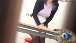 Asiatische Frauen heimlich beim Pinkeln gefilmt